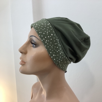 mütze-umschlag-weiße-punkte-oliv-wenden