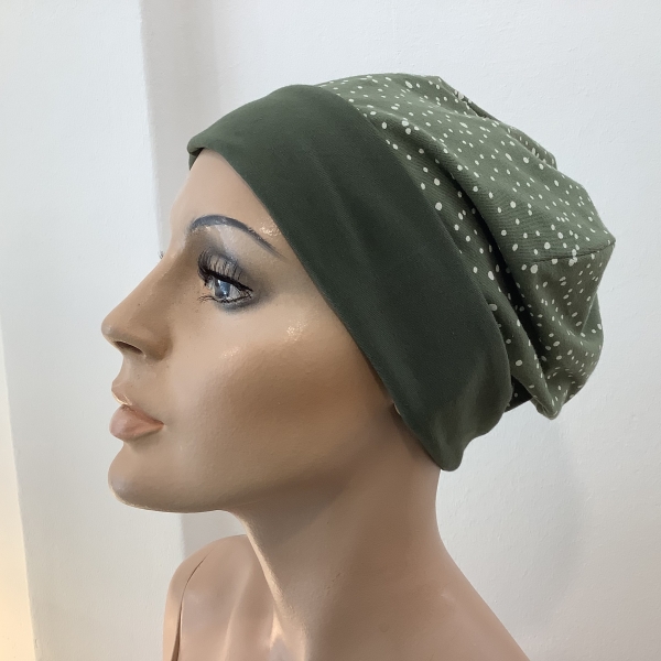 mütze-umschlag-oliv-weiße-punkte-wenden